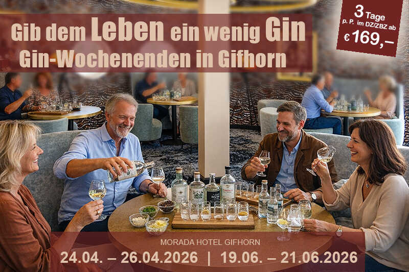 Landschaft mit mehreren historischen Windmühlen, umgeben von grüner Vegetation und Spazierwegen unter einem blauen Himmel.