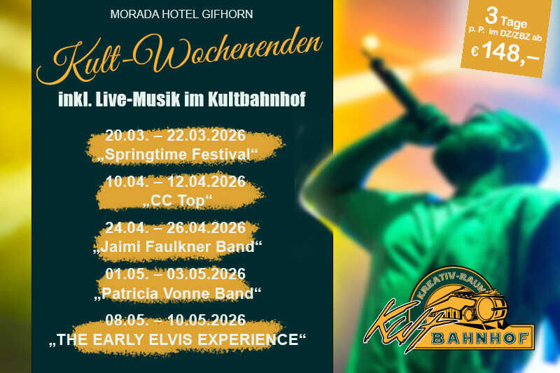 Landschaft mit mehreren historischen Windmühlen, umgeben von grüner Vegetation und Spazierwegen unter einem blauen Himmel.