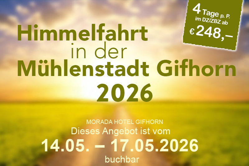 Landschaft mit mehreren historischen Windmühlen, umgeben von grüner Vegetation und Spazierwegen unter einem blauen Himmel.