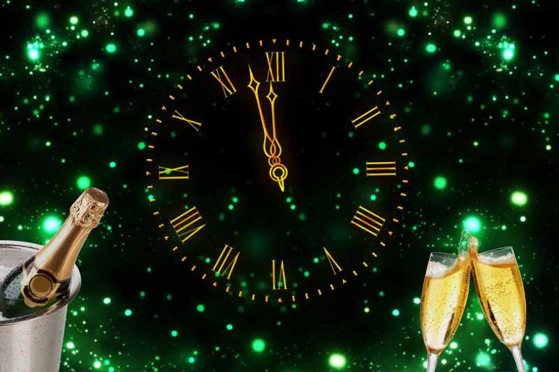 Landschaft mit mehreren historischen Windmühlen, umgeben von grüner Vegetation und Spazierwegen unter einem blauen Himmel.