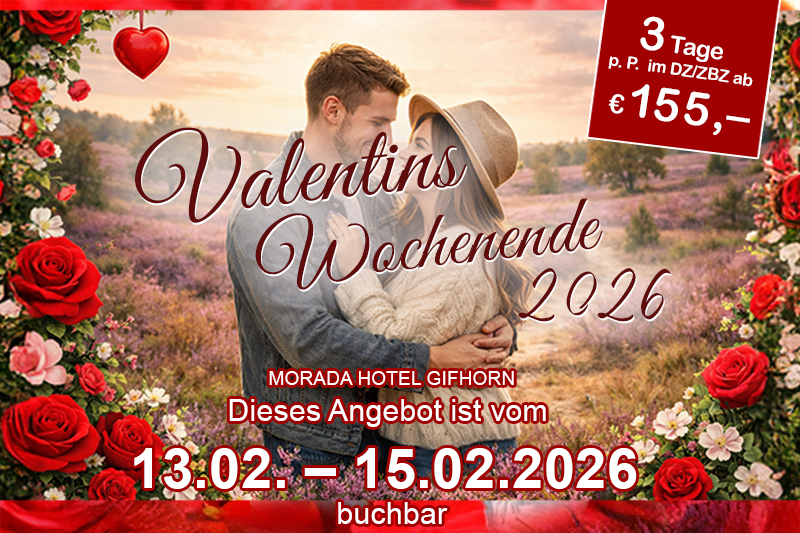 Landschaft mit mehreren historischen Windmühlen, umgeben von grüner Vegetation und Spazierwegen unter einem blauen Himmel.