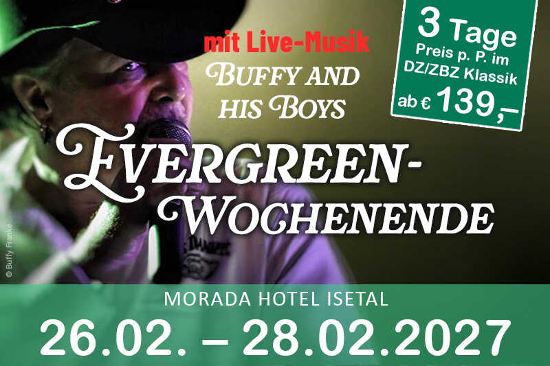 Ein Musiker mit schwarzem Cowboyhut singt ins Mikrofon und sorgt vor dunkler Bühnenkulisse für stimmungsvolle Live-Musik-Atmosphäre.
