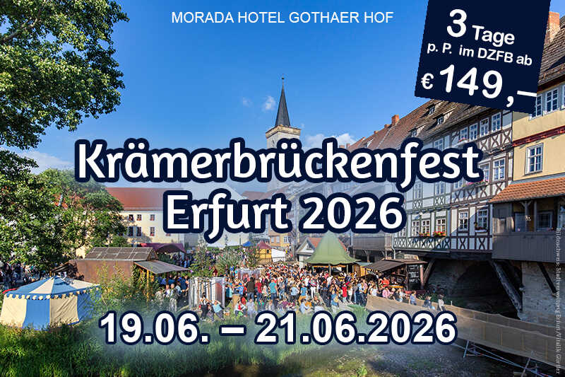 Barockschloss umgeben von grüner Landschaft und blauem Himmel