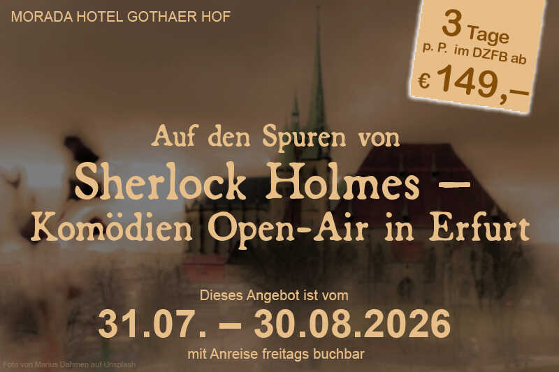 Barockschloss umgeben von grüner Landschaft und blauem Himmel