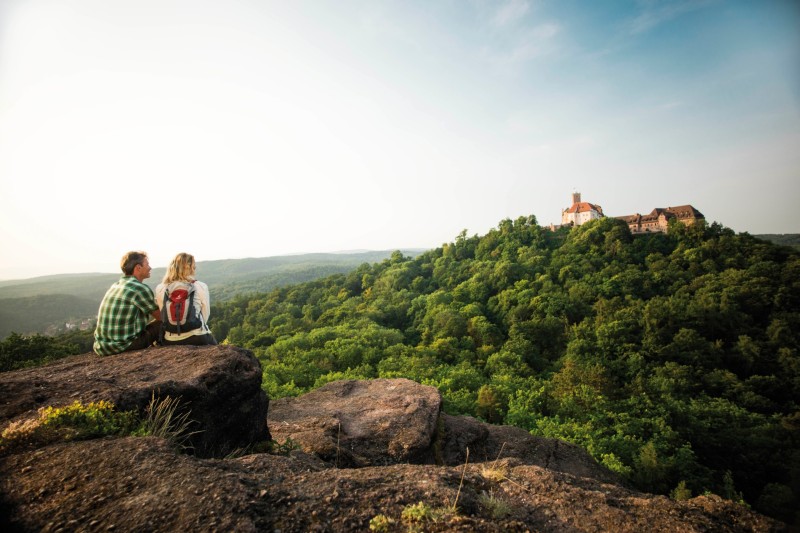 Historischer Platz mit Erfurter Dom, der St. Severi Kirche und einem Obelisken bei klarem Himmel.