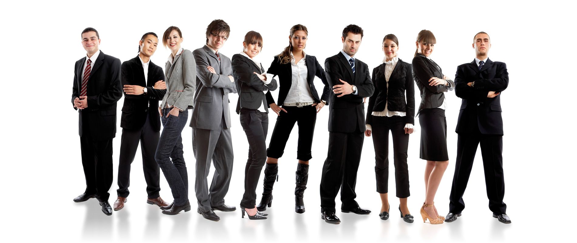 Gruppe von acht Personen in Business-Kleidung, die selbstbewusst posieren.