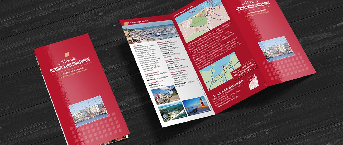 Zweites Bild einer gefalteten Broschüre für das Morada Resort Kühlungsborn mit Bildern und Informationen über das Resort.